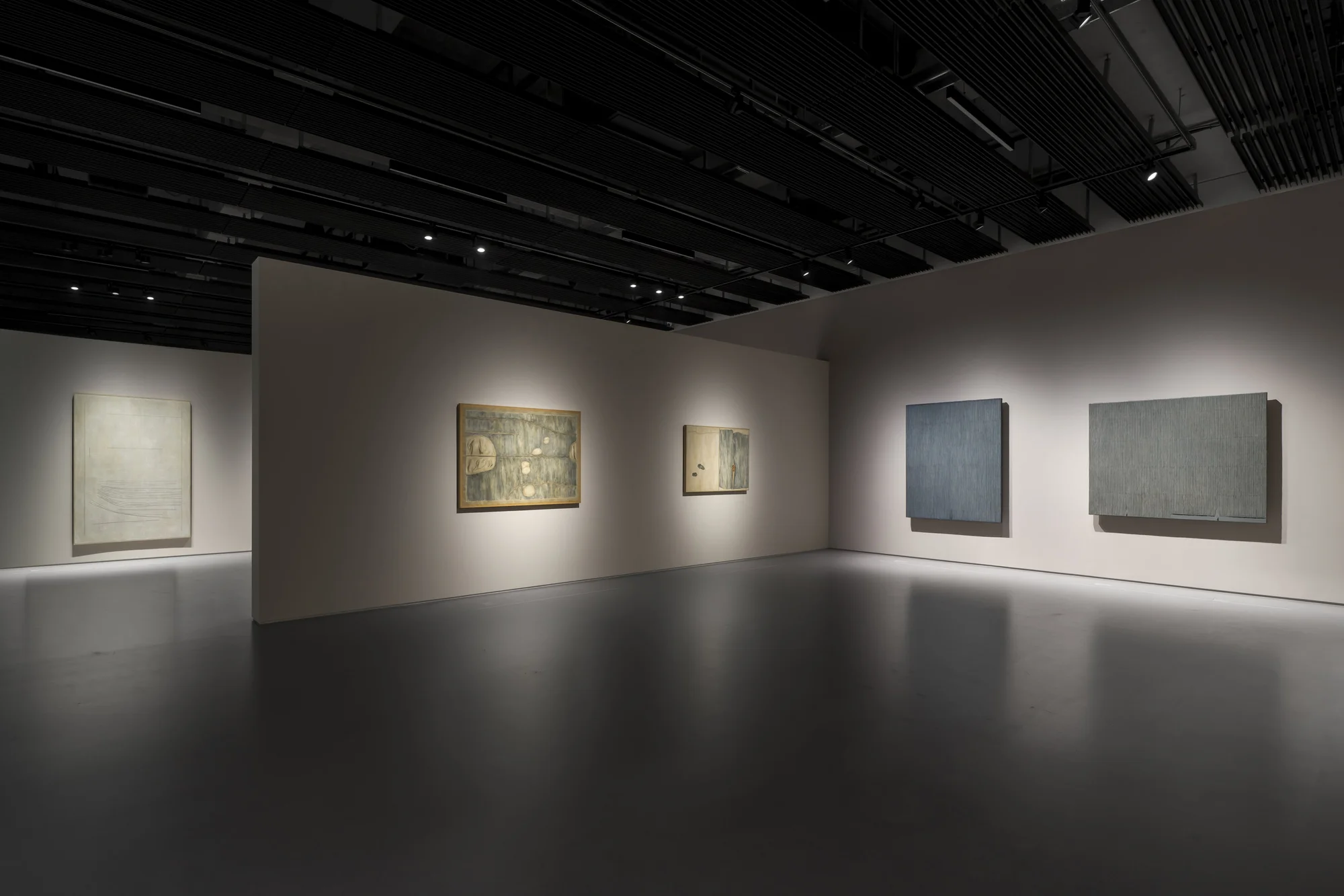 Installation view of Park Seo-Bo & Huong Dodinh: Emptiness Fullness at the Park Seo-Bo Museum