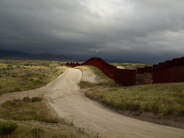 Richard Misrach — Wall, east of Nogales, Arizona / El muro, al este de Nogales, Arizona