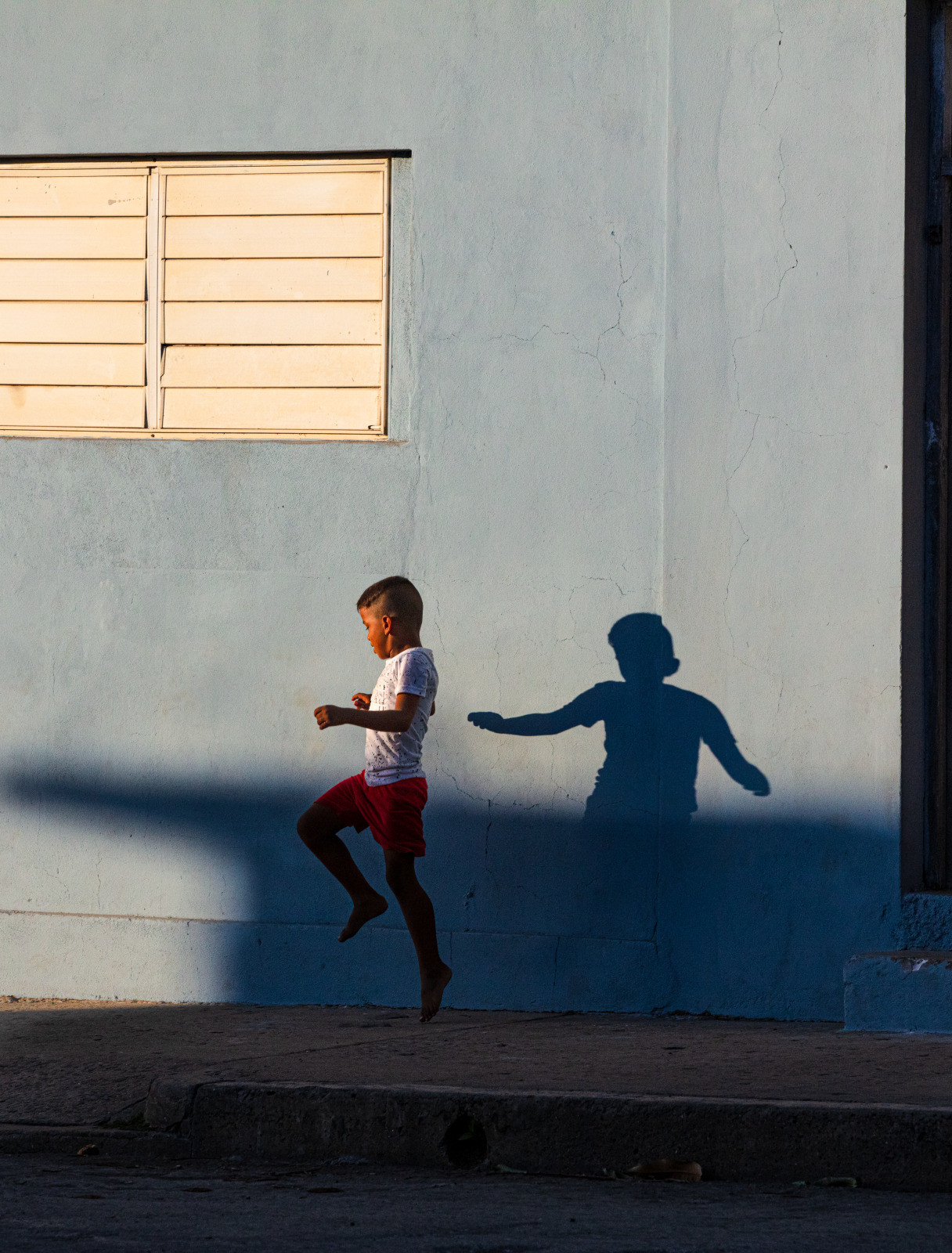 Niño jugando, Paper Block, Cienfuegos, Cuba by JR JR