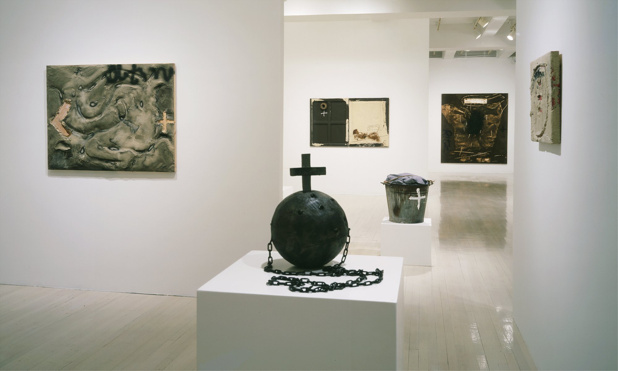 TAPIES_inst_2000_v09.jpg